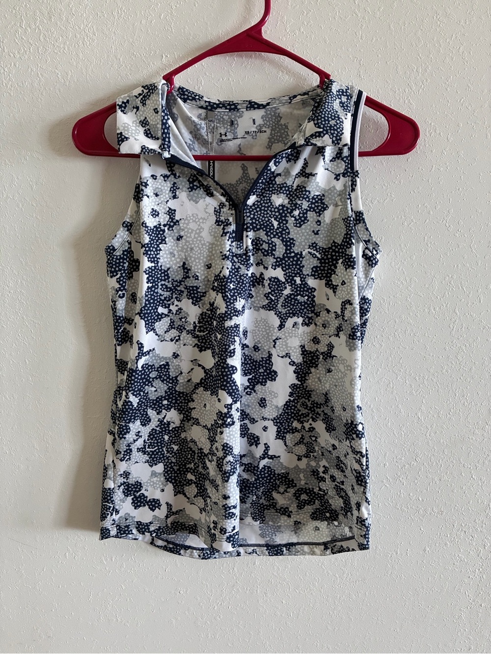 Under Armour White & Navy Floral Zip-Front Sleeveless Polo Tank

Athletic wear